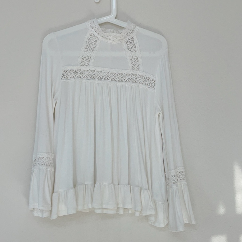 This soft lace detail blouse are in pristine condition
